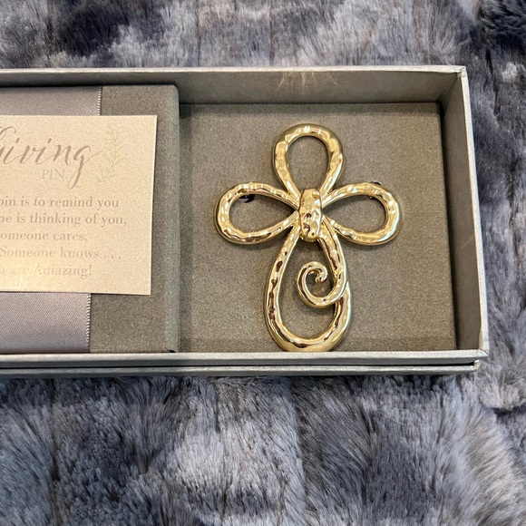 Gold Cross Giving Pin - Picture 4 of 6